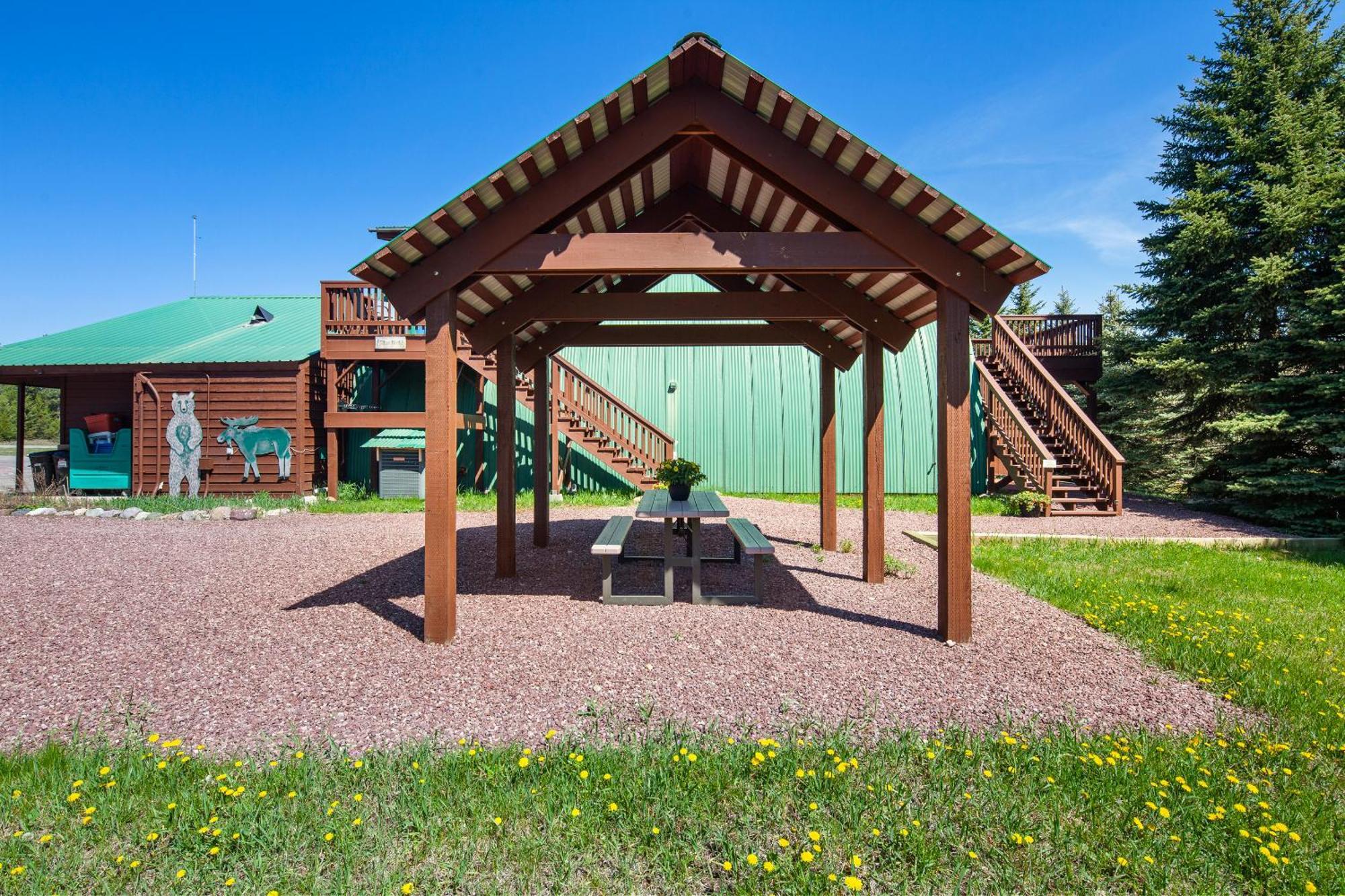 Sky Eco - Glacier General Store And Cabins Coram Exterior photo